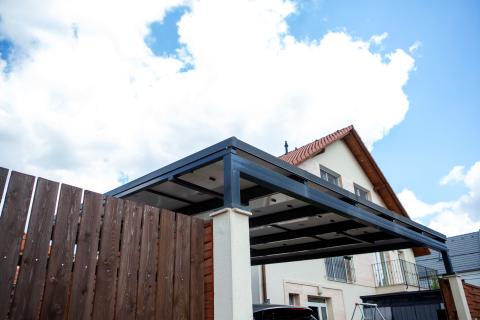 Deluxe Building napelemes kocsibeálló vas szerkezettel