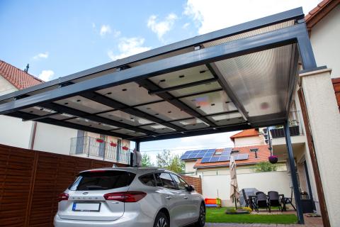 Deluxe building egyedi napelemes kocsibeallo napelemes dupla ketbeallasos polikarbonat teto antracit vas szerkezet 02