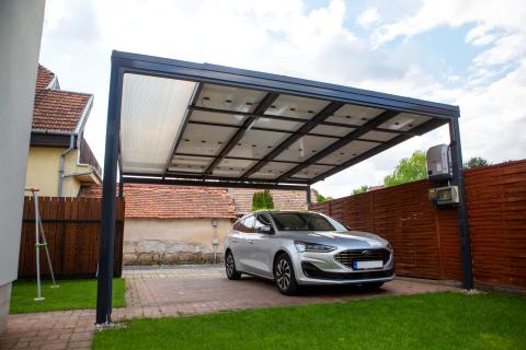 Deluxe Building napelemes kocsibeálló vas szerkezettel