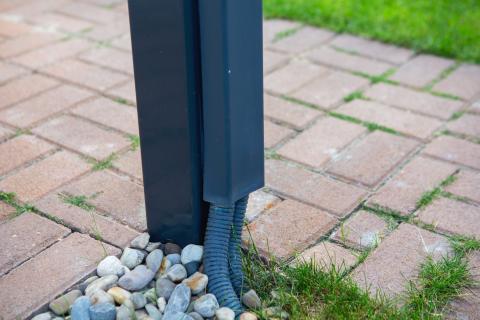 Deluxe building egyedi napelemes kocsibeallo napelemes dupla ketbeallasos polikarbonat teto antracit vas szerkezet 07