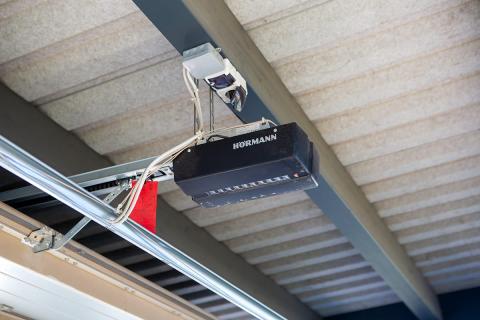 Deluxe building egyedi trapezlemez fedesu kocsibeallo ragasztott fa szerkezet elektromos hormann garazskapu antracit szin 00 0