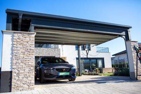 Deluxe Building trapézlemez fedésű kocsibeálló, elektromos Hörmann garázskapuval