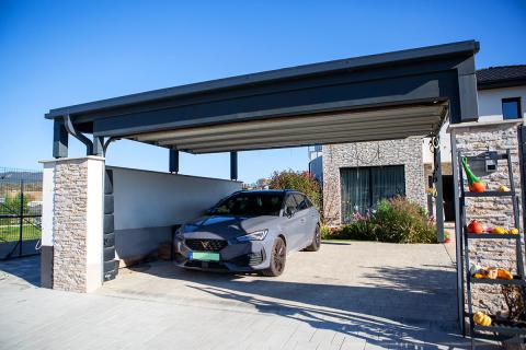 Deluxe Building trapézlemez fedésű kocsibeálló, elektromos Hörmann garázskapuval