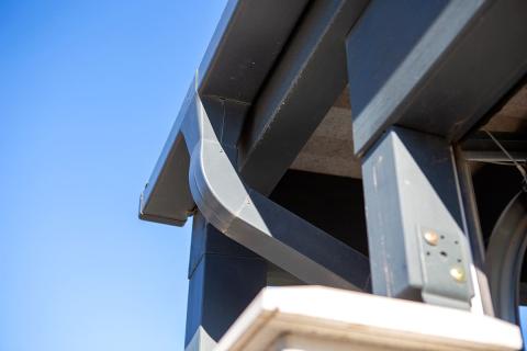 Deluxe Building trapézlemez fedésű kocsibeálló, elektromos Hörmann garázskapuval