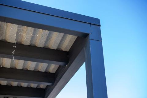 Deluxe Building trapézlemez fedésű kocsibeálló, elektromos Hörmann garázskapuval