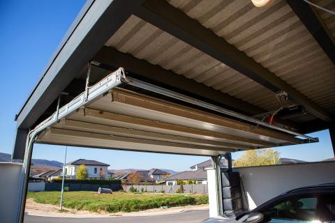 Deluxe Building trapézlemez fedésű kocsibeálló, elektromos Hörmann garázskapuval