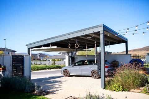 Deluxe Building trapézlemez fedésű kocsibeálló, elektromos Hörmann garázskapuval