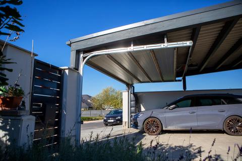 Deluxe Building trapézlemez fedésű kocsibeálló, elektromos Hörmann garázskapuval