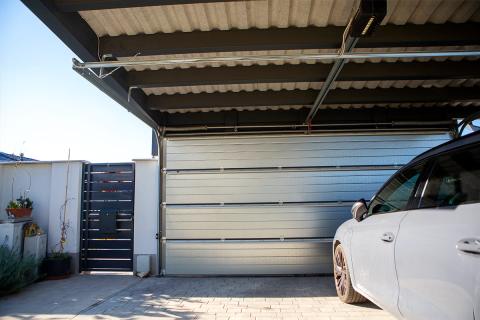 Deluxe building egyedi trapezlemez fedesu kocsibeallo ragasztott fa szerkezet elektromos hormann garazskapu antracit szin 14