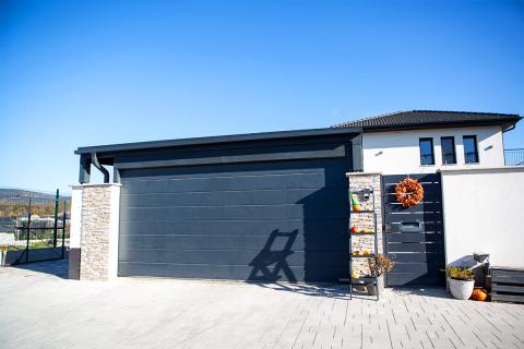 Deluxe building egyedi trapezlemez fedesu kocsibeallo ragasztott fa szerkezet elektromos hormann garazskapu antracit szin 17