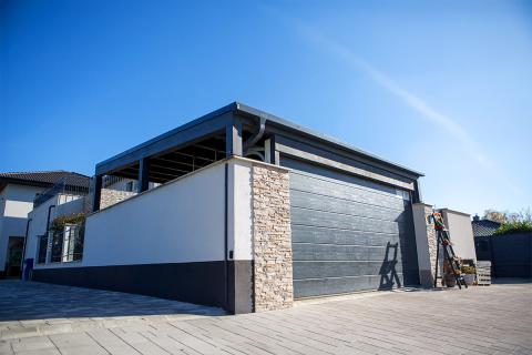 Deluxe Building trapézlemez fedésű kocsibeálló, elektromos Hörmann garázskapuval