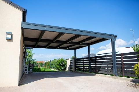 Fa kocsibeálló trapézlemez fedéssel, antracit színű