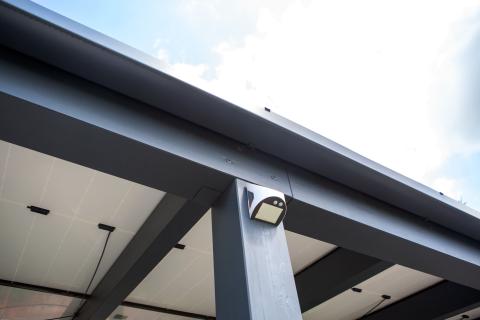 Napelemekkel fedett, extra hosszú, négy állásos kocsibeálló rétegragasztott fa szerkezettel.