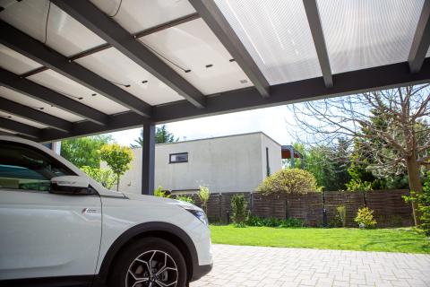 Deluxe building fa szerkezetes kocsibeallo antracit negy allasos beallo napelemes napelem panelek polikarbonat teto negyzetes csatorna 11