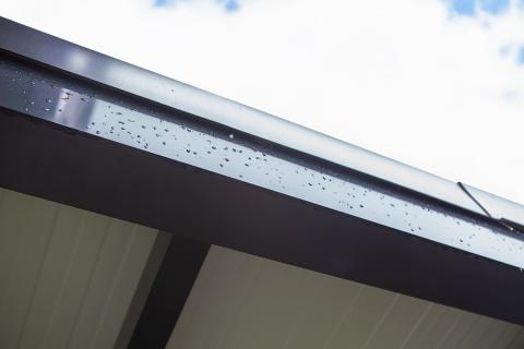 Modern Deluxe Building kocsibeálló, letisztult antracit színű alumínium szerkezettel és szendvicspanel fedéssel