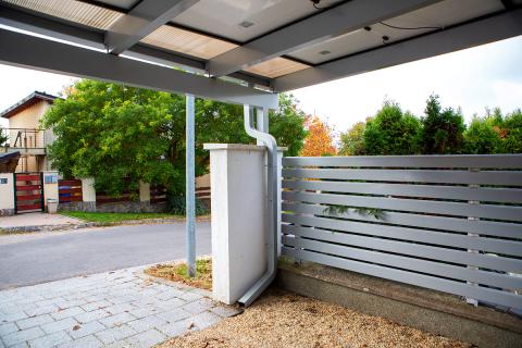 Deluxe building napelemes aluminium kocsibeallo szurke porszorassal polikarbonat teto negyzetes csatorna 09 0
