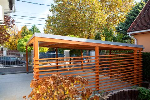 Rétegragasztott fa szerkezetes kocsibeálló szendvicspanel fedéssel