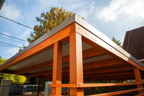 Rétegragasztott fa szerkezetes kocsibeálló szendvicspanel fedéssel