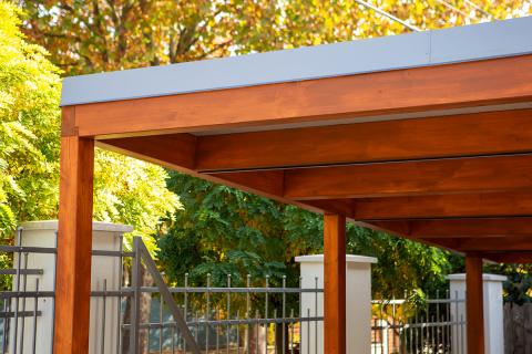 Deluxe building retegragasztott fa szerkezetes kocsibeallo szendvicspanel fedes oldalzaras lecezes ives csatorna 13