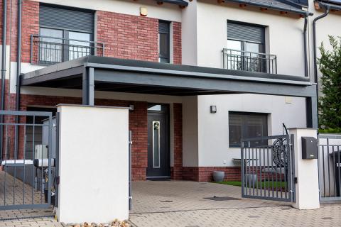 Deluxe building szendvicspanel fedesu kocsibeallo retegragasztott fa szerkezet antracit egyedi nyitott 04