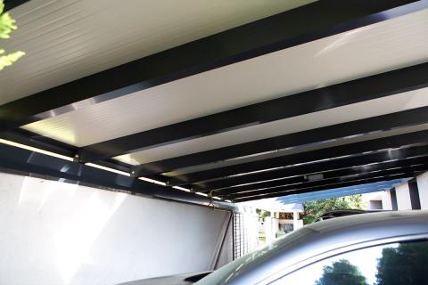 Tripla kocsibeálló antracit színű alumínium vázzal, szendvicspanel- és üvegfedéssel.