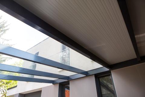 Deluxe building tripla kocsibeallo aluminium szerkezet szendvicspanel fedes negyzetes csatorna antracit uvegfedes biztonsagi uveg 09