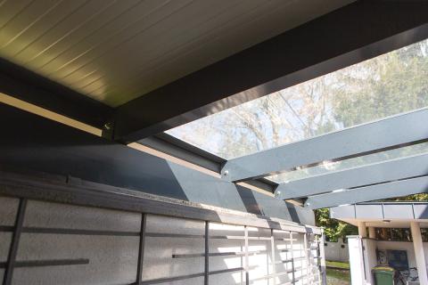 Tripla kocsibeálló antracit színű alumínium vázzal, szendvicspanel- és üvegfedéssel