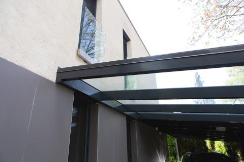 Deluxe building tripla kocsibeallo aluminium szerkezet szendvicspanel fedes negyzetes csatorna antracit uvegfedes biztonsagi uveg 14