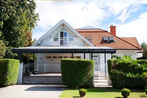 Egyedi napelemes kocsibeálló alumínium szerkezettel, antracit porszórással