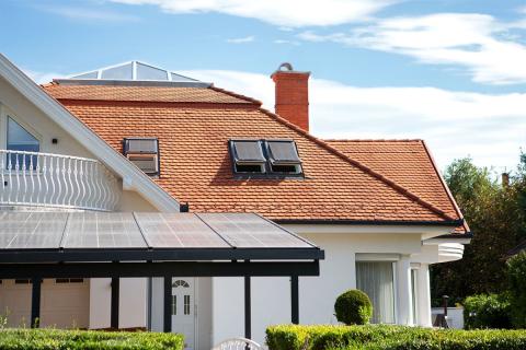 Egyedi napelemes kocsibeálló alumínium szerkezettel, antracit porszórással