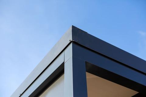 Deluxe egyedi alumínium szerkezetű kocsibeálló antracit színben, szendvicspanel fedéssel és tárolóval