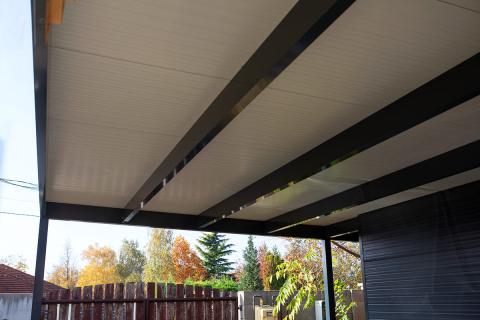 Deluxe egyedi aluminium szerkezetu kocsibeallo antracit szendvicspanel fedes taroloval negyzetes csatornaval 5