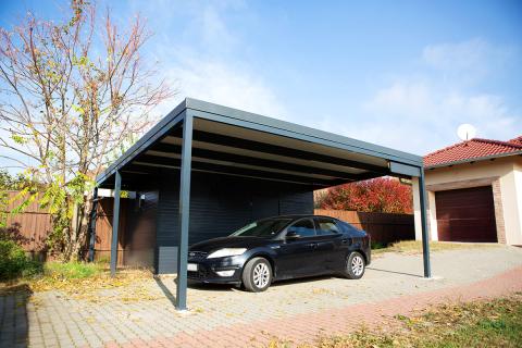 Deluxe egyedi aluminium szerkezetu kocsibeallo antracit szendvicspanel fedes taroloval negyzetes csatornaval 7