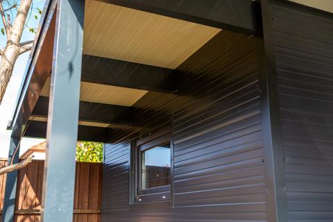 Deluxe egyedi aluminium szerkezetu kocsibeallo antracit szendvicspanel fedes taroloval negyzetes csatornaval 9