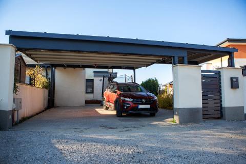 Egyedi fa szerkezetes dupla kocsibeálló elektromos garázskapuval