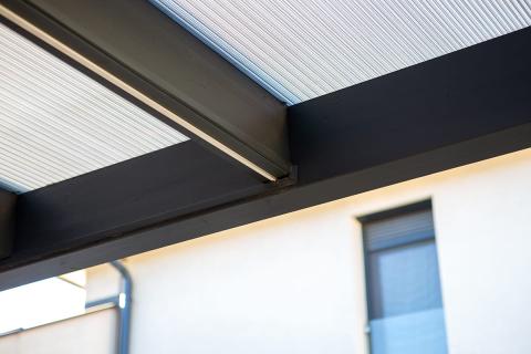 Deluxe egyedi fa szerkezetes dupla kocsibeallo elektromos garazskapuval hormann 3 min