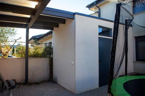 Egyedi fa szerkezetes dupla kocsibeálló elektromos garázskapuval