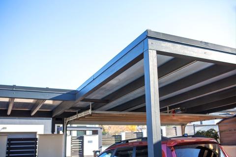 Egyedi fa szerkezetes dupla kocsibeálló elektromos garázskapuval