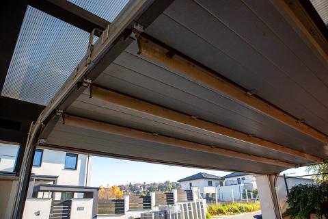 Deluxe egyedi fa szerkezetes dupla kocsibeallo elektromos garazskapuval hormann 7 min 0