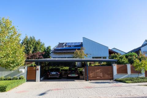 Egyedi napelemes tripla kocsibeálló, három autó számára ideális férőhellyel