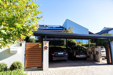 Deluxe egyedi napelemes tripla kocsibeallo 12 min