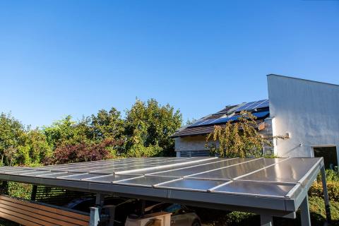 Deluxe egyedi napelemes tripla kocsibeallo 13 min