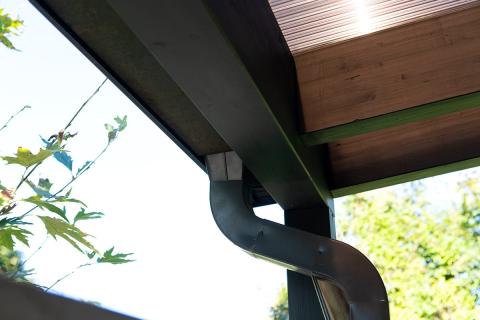 Egyedi napelemes tripla kocsibeálló, három autó számára ideális férőhellyel