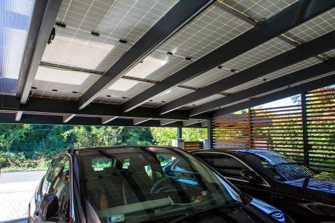 Deluxe egyedi napelemes tripla kocsibeallo 7 min