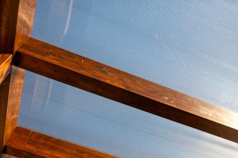 Egyedi igények alapján készült terméskővel borított dupla kocsibeálló