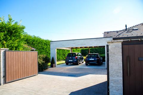 Egyedi igények alapján készült terméskővel borított dupla kocsibeálló