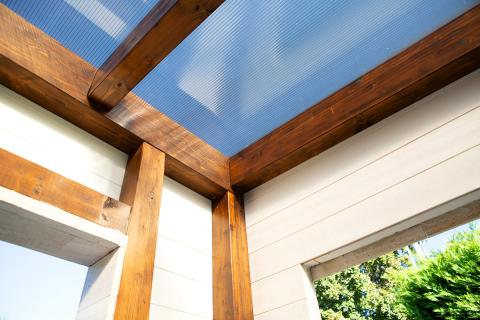 Egyedi igények alapján készült terméskővel borított dupla kocsibeálló