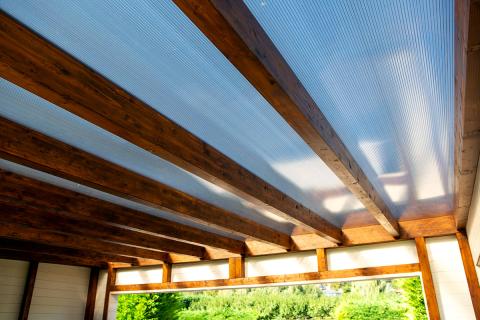 Egyedi igények alapján készült terméskővel borított dupla kocsibeálló