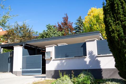 Fa szerkezetes kocsibeálló rétegelt falapos burkolattal