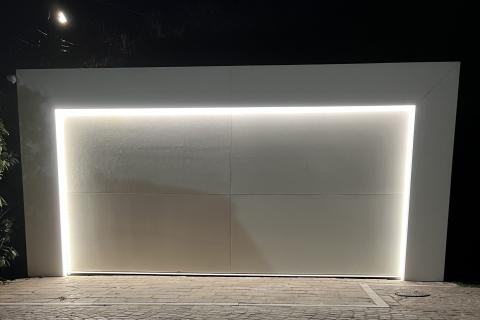 Billenőkapuval záródó egyedi garázs, dupla méretben, Deluxe kocsibeálló 09